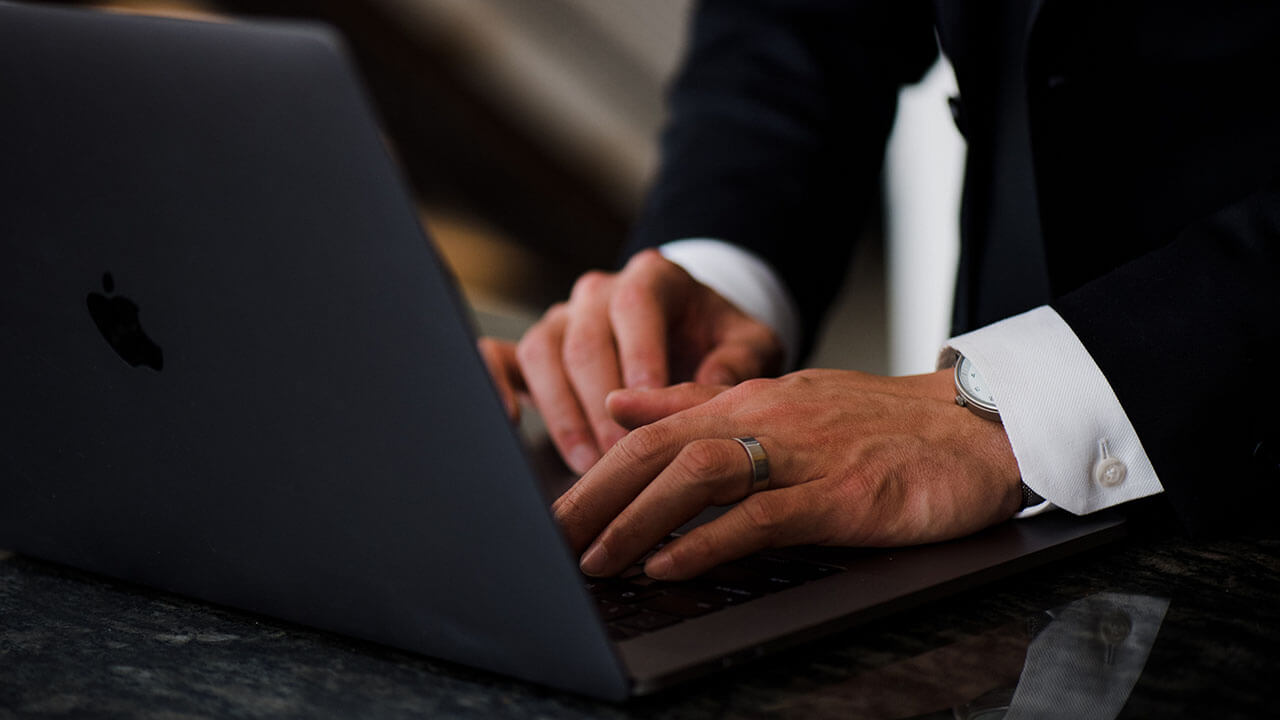 Services bancaires en ligne sur un téléphone et un ordinateur portable